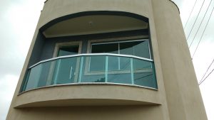 Sacada em Vidro Temperado Verde e Alumínio